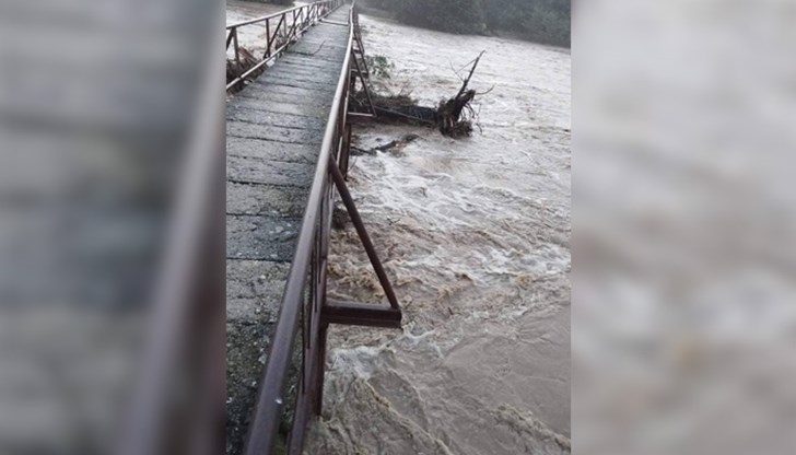 Към момента се чака водата да се оттече, за да се отчетат щетите