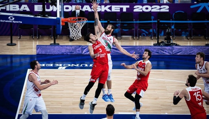 Националите пак играха резултатно, но последната част се оказа решаваща