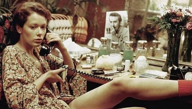 Сагата е със Силвия Кристел в главната роля и разказва за сексуалните приключения на млада жена в Азия Сагата е със Силвия Кристел в главната роля и разказва за сексуалните приключения на млада жена в Азия