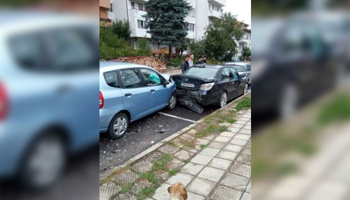 На същата улица в петък лека кола се заби в