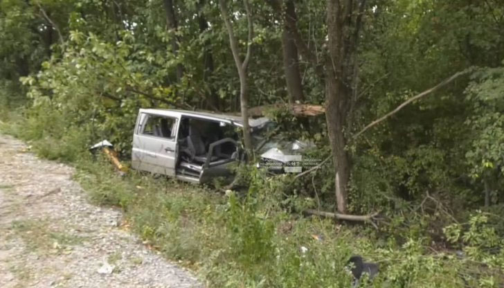 Наложило се е аварийните екипи да разрежат превозното средство, за