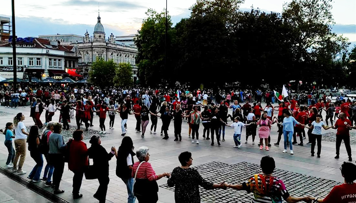 Стотици русенци се хванаха на най-дългото хоро в центъра на