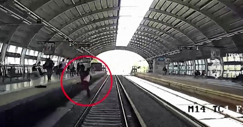 Мъжът е бил спасен от местните службиДраматично видео от камери