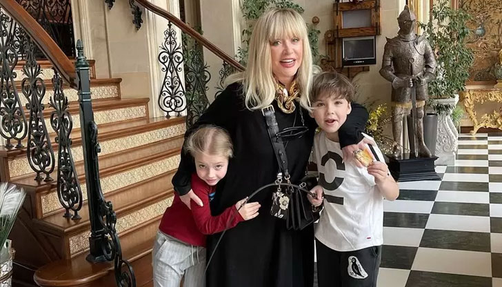 Певицата е заминала за Тел Авив, придружена от децата сиПевицата