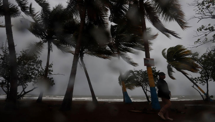 Свлачища, наводнения и прекъсване на електричеството предизвика ураганът ФионаУраганът Фиона