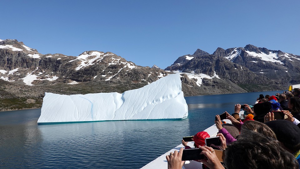 Гренландската ледена покривка е масивен, замръзнал резервоар, който прилича на