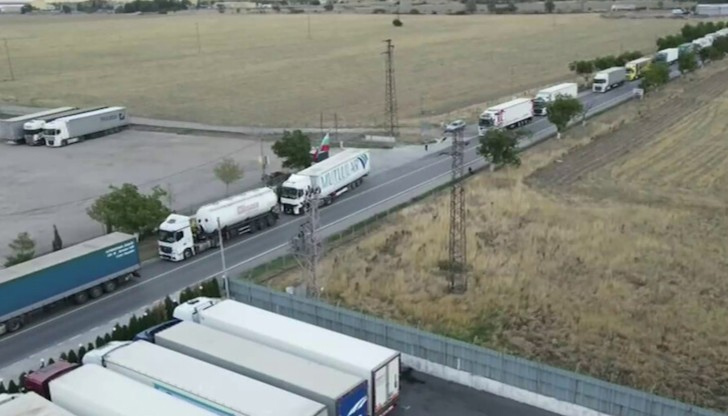 Изчакването на буферните паркинги е до 4 часаПродължава струпването на