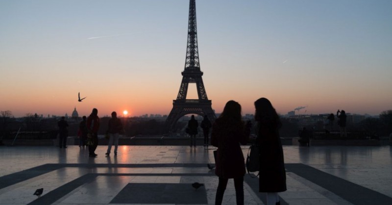 Айфеловата кула ще изгаси мигащите си светлини един час по-рано