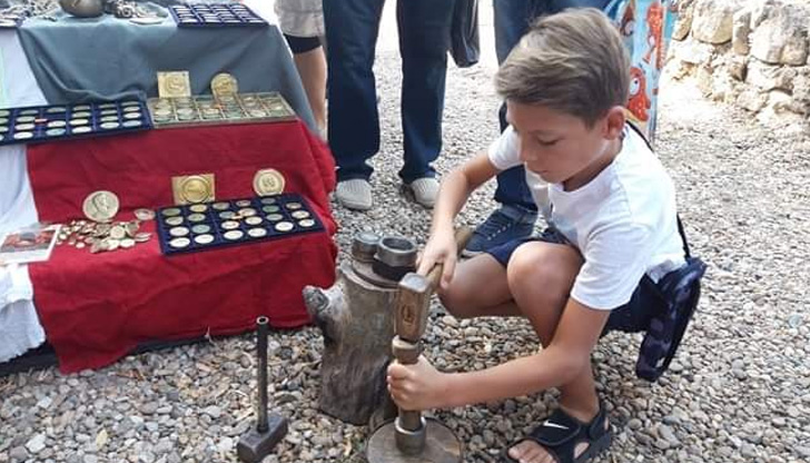 Ще бъдат демонстрирани сечене на монети, обработване на дърво и