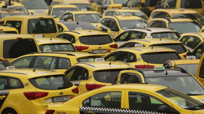 Протестът е в подкрепа на колегата им Апостол Вълчев, който