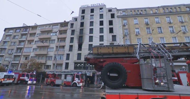 Една жена загина, а 10 човека пострадаха при пожар, обхванал