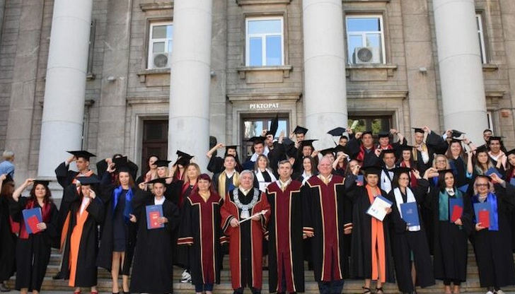 967 абсолвенти ще получат дипломите си от русенската Алма МатерНа