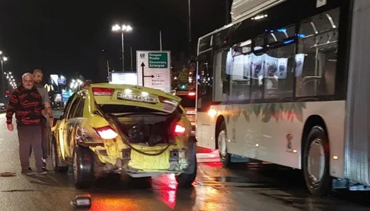 В катастрофата участват и два леки автомобилаТежка катастрофа е станала