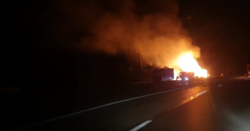 Ремарке на камион изгоря на АМ Хемус“За това съобщи зрител