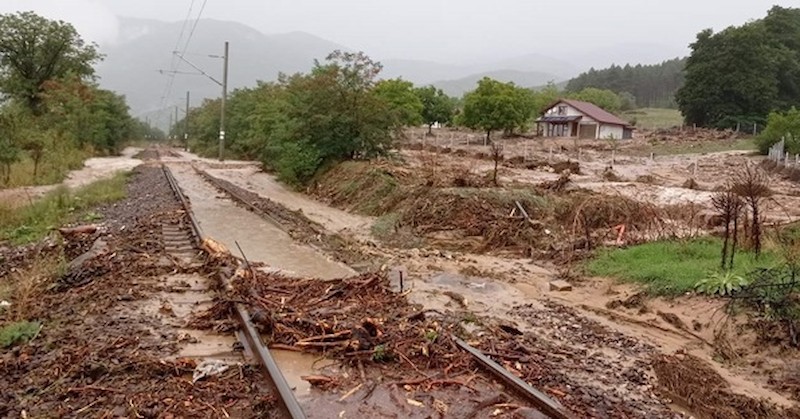 Участъкът на железния път е наводненОт 08:00 ч. днес е