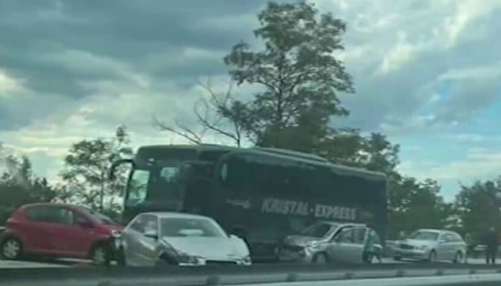 На метри от този сблъсък стана и друга катастрофаИнцидентът стана в