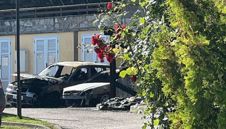 Пожар, тръгнал от контейнер за отпадъци, опожари 9 автомобила в