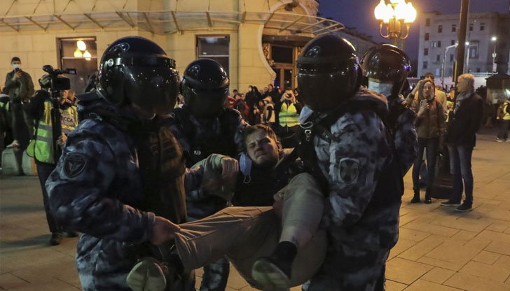 Близо 1200 души бяха задържани днес в Русия при протести