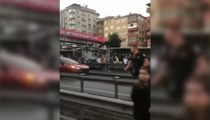 Два от метробусите са се ударили99 души са ранени при