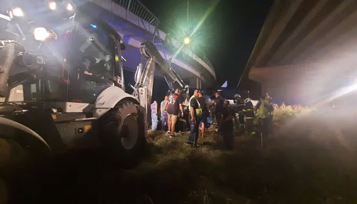 Автовозът е скъсал мантинелата и е паднал от пътяАвтовоз е