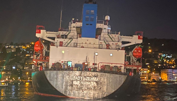 Лейди Зехма“ е заседнал край истанбулския район БебекТоварен кораб с
