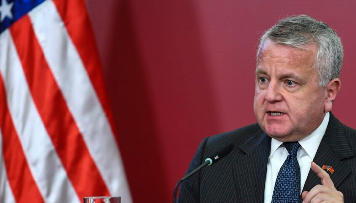 Джон Саливън е завършил 40-годишна кариера на държавна служба в продължение