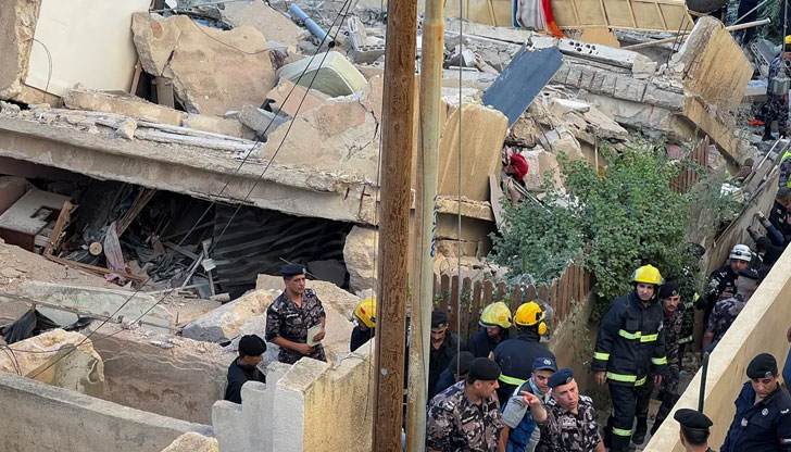 Спасители издирват оцелели под развалинитеЧетириетажна жилищна сграда се срути във