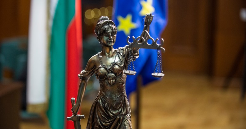 Хванат е да кара под въздействието на наркотици и с