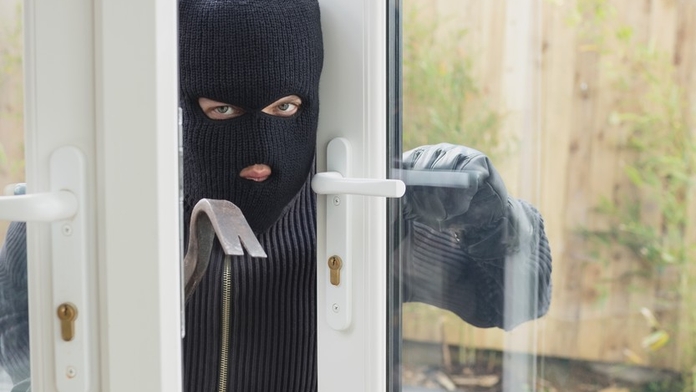 В дома е проникнато чрез взломяване на прозорецСлужители на Първо