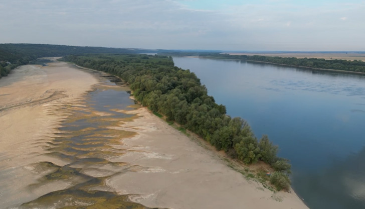На някои места се борят с водни стихии, на други