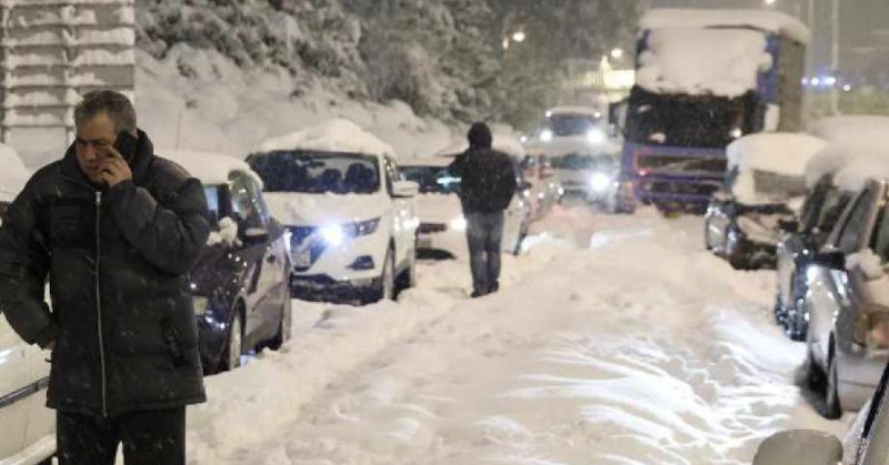 Електропроводи се скъсаха от полепналият по тях мокър снягЧаст от