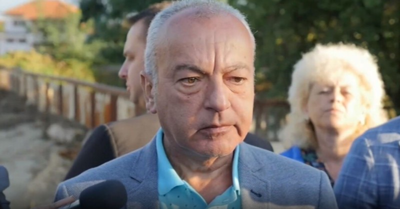 Служебният премиер е в потопеното КаравеловоВсички институции, държавата, доброволците, които