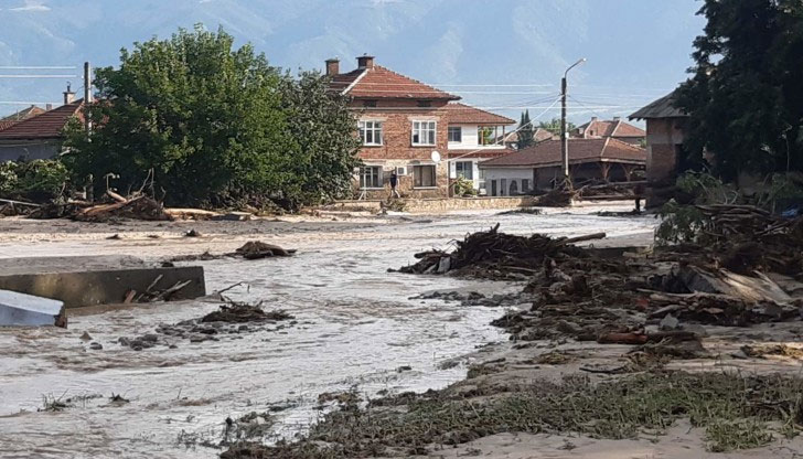 Две комисии обхождат домовете на пострадалите и описват нанесените от