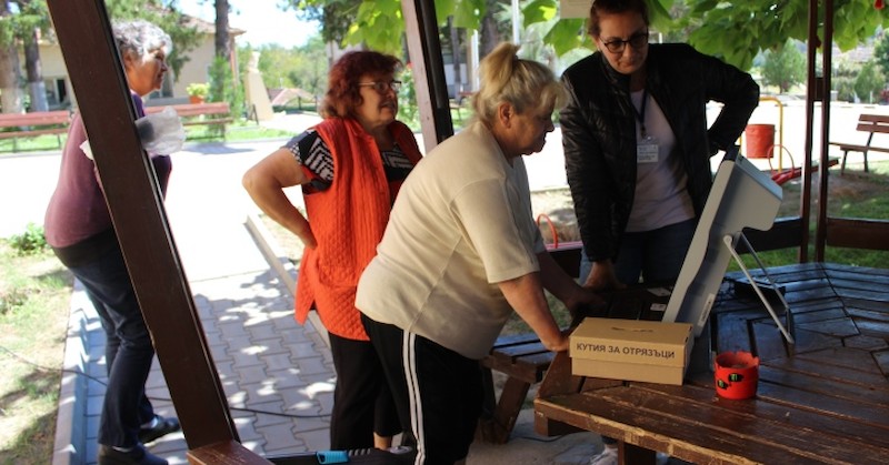 Още един ден ще продължи пробното машинно гласуване из населените