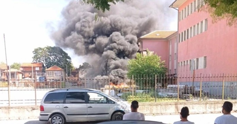 Горящи строителни и облицовъчни материали в двора на СУ Найден