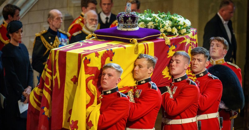 Младият мъж бе на 18 годиниПочина 18-годишен кралски гвардеец, който