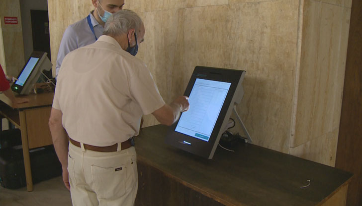 Пробното гласуване с машини на много места в страната започваОт