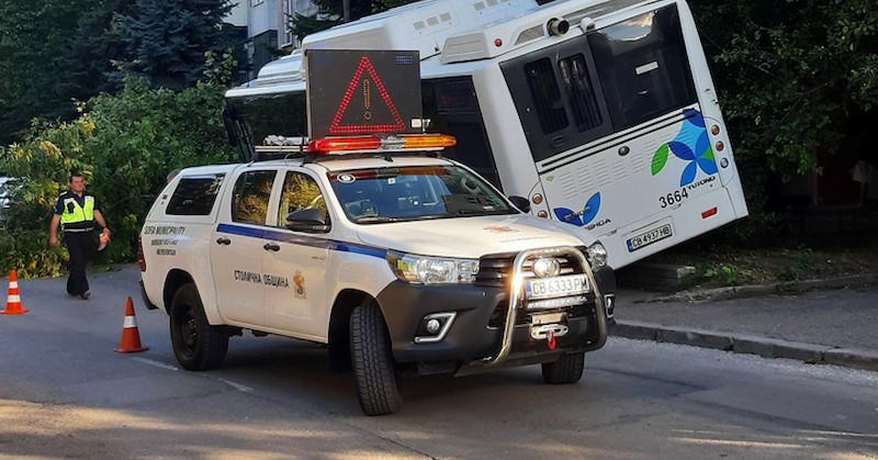 Няма данни за сериозно пострадали при пътния инцидент с автобус