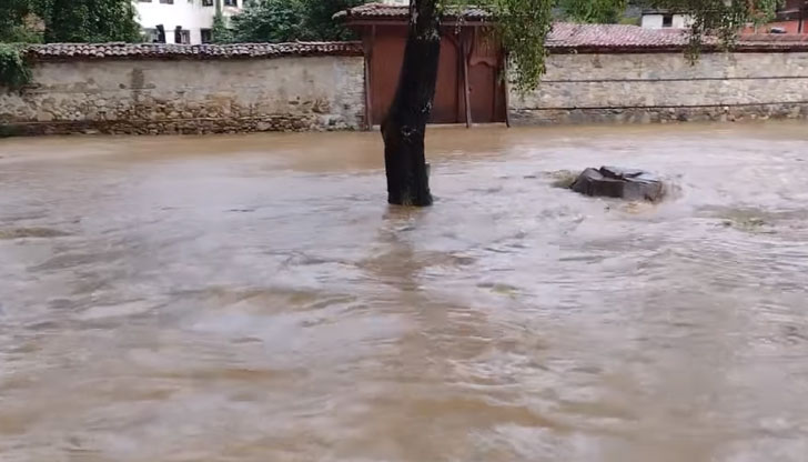 Част от Копривщица е под вода, улиците са наводнени, след
