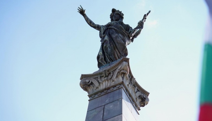 Tържествената церемония пред Паметника на свободатаНезависимостта преди всичко е ежедневната,