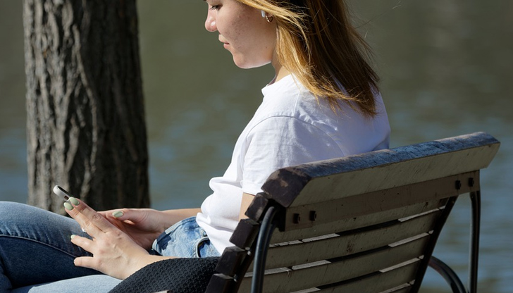 Младата жена заговорила мъжа и седнали на пейка зад блок