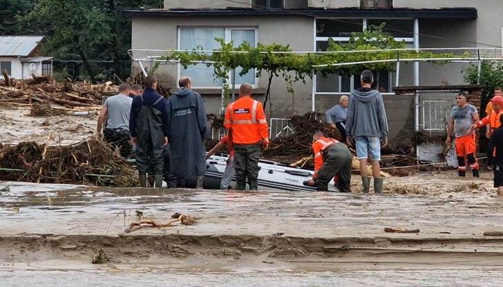 Сред евакуираните са майка и бебеПродължава работата на аварийни екипи