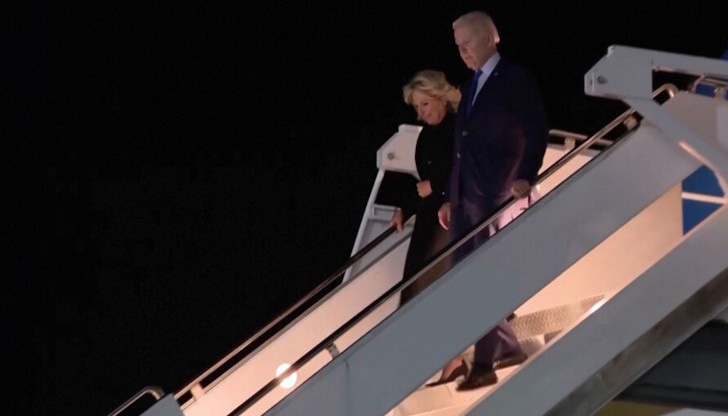Президентът на САЩ е придружен от неговата съпруга Джил БайдънПрезидентът