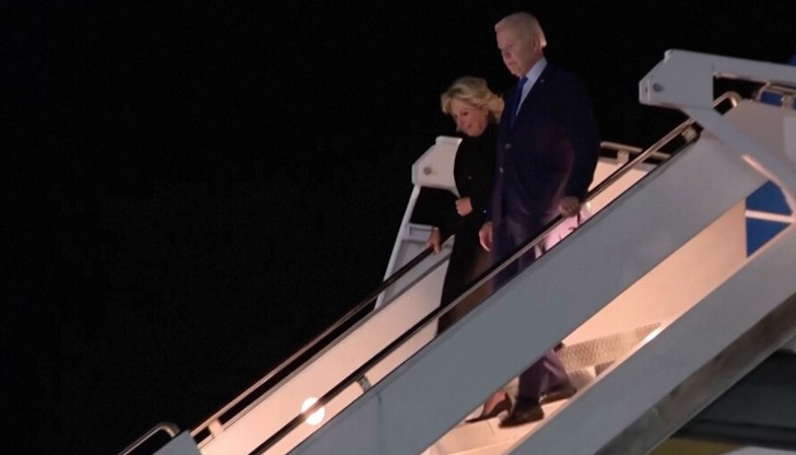 Президентът на САЩ е придружен от неговата съпруга Джил БайдънПрезидентът