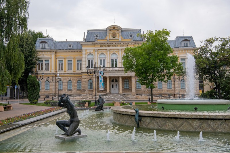 Намира се в центъра на града, на едноименния площадДворецът Батенберг