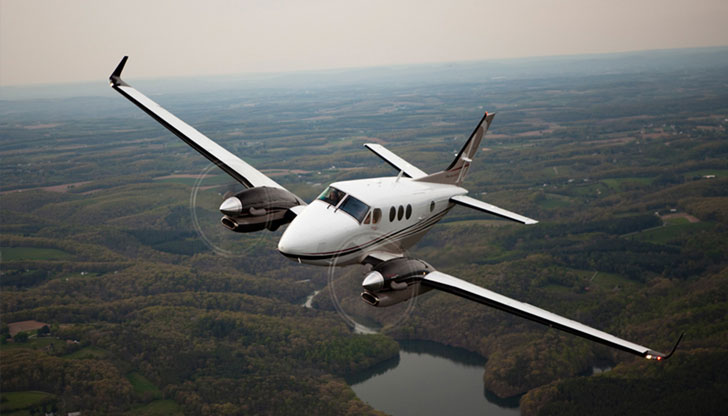 Властите смятат, че самолетът е бил откраднат Пилот на малък двумоторен