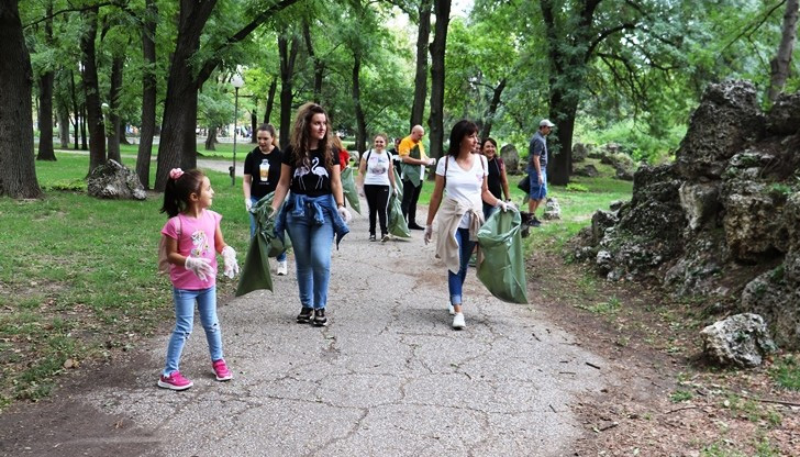 Някои от тях дойдоха и с децата сиДесетки служители от