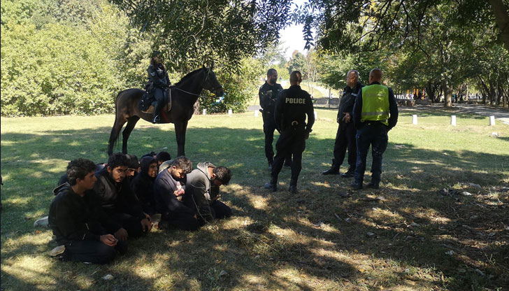 12 мъже без документи, които казват, че са от Сирия,