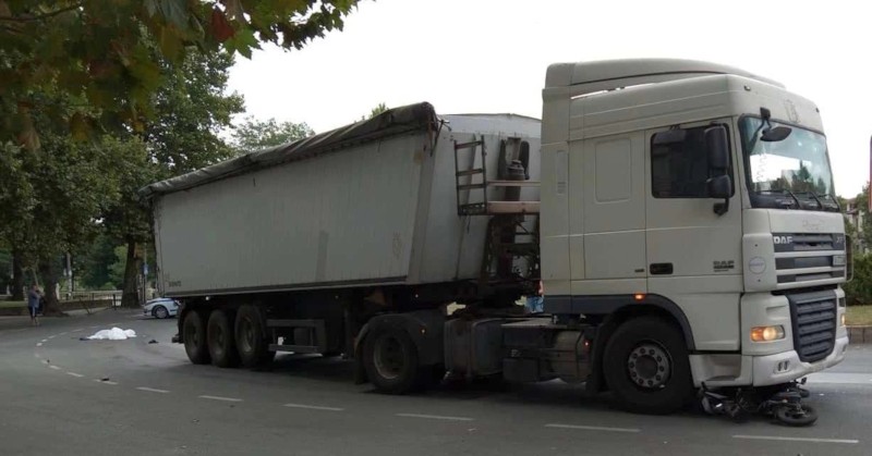 Тежка катастрофа със загинал стана преди минути на кръговото в АйтосУдарът е