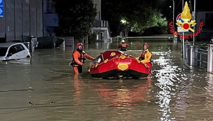 Стихията е предизвикала наводнения и свлачищаСилни бури връхлетяха Италия, Унгария